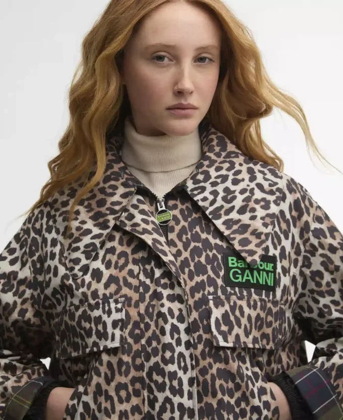 Barbour x GANNI Vattentät parkasjacka med leopardmönster Barbour x GANNI Vattentät parkasjacka med leopardmönster